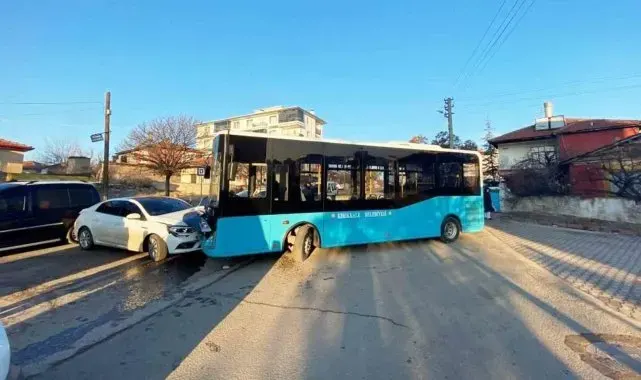 Halk otobüsü ile otomobil çarpıştı: 7 yaralı