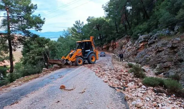 Finike'de taş ve mıcırla kaplanan yol temizlendi