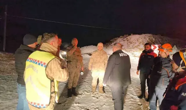 Buzlanan yolda mahsur kalan 14 kişi kurtarıldı