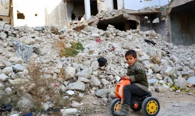 Bombalanan Humus'ta ayakta kalan binalarda yaşam savaşı veriyorlar