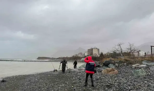 Fırtına nedeniyle parçalanan kafesten kaçan somonları yasadışı yöntemlerle avlayanlara ceza
