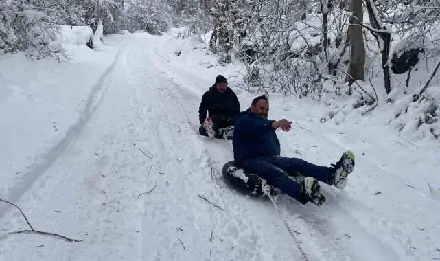 Araçlarının arkasına bağladıkları şambrel ile kayarak eğlendiler