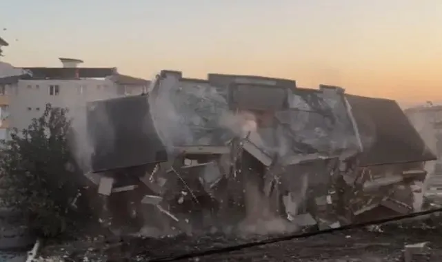 Hatay'da 5 katlı binanın kontrollü yıkımı kameraya yansıdı