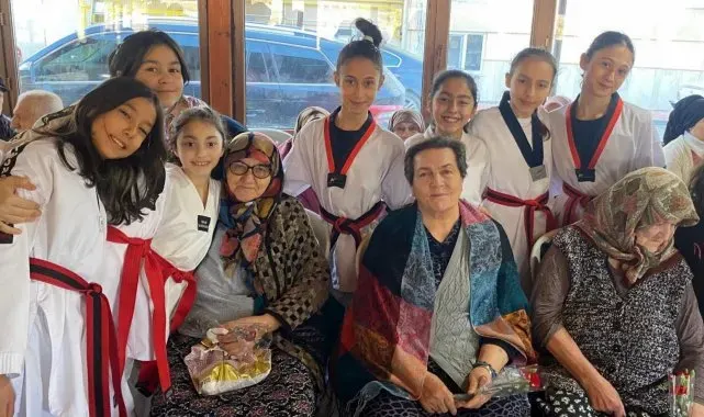 Huzurevindeki yaşlılar, kuşaklar arası buluşma programında genç sporcularla bir araya geldi