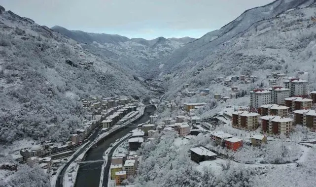Giresun'un Dereli ilçesi kar yağışıyla kartpostallık görüntülere büründü