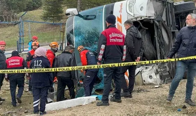 Isparta'da yolcu otobüsü devrildi: 1 ölü, çok sayıda yaralı