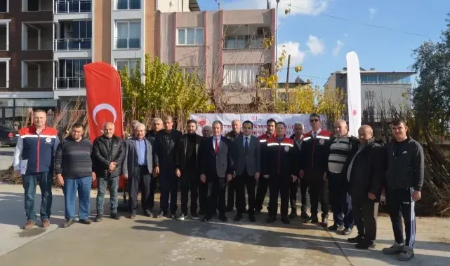 Buharkent'te üreticilere bin 300 kestane fidanı dağıtıldı