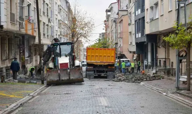 Esenyurt Belediyesi, tahrip olan yolları parke taşı çalışmalarıyla yeniliyor