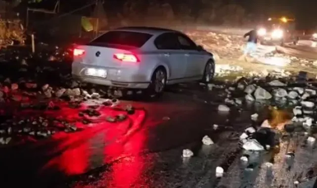 Antalya'nın ilçelerinde sağanak etkili oldu, ev ve seraları su bastı, dağdan sürüklenen kaya parçaları yolu kapattı