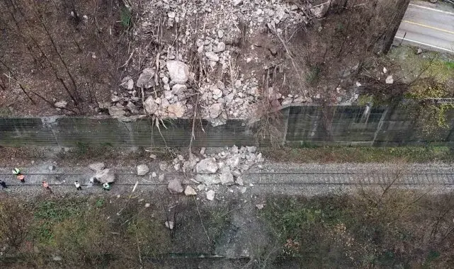 Dağdan kopan kayalar demiryolunu kapattı, faciadan dönüldü