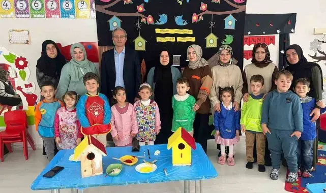 Bayburt'ta öğrenciler anneleriyle birlikte kuş evleri boyadılar