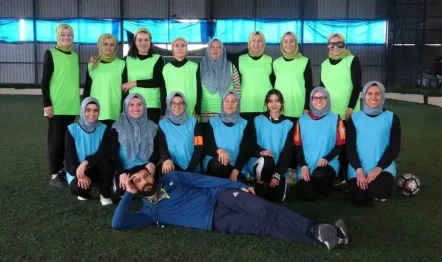 Alyazmalı kadınlar, çocuklarını kocalarına bırakıp, yeşil sahada ter döküyorlar