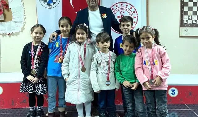 Kütahya'da Yunus Emre İlkokulu öğrencileri satranç turnuvasına damga vurdu