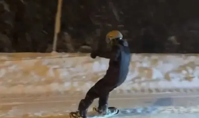 Uludağ'dan şehre snowboard ile indi