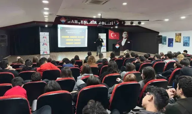 Mersin'de öğrencilere geleceğin meslekleri tanıtılıyor