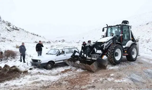 Bünyan'da kayarak şarampole düşen araç kurtarıldı