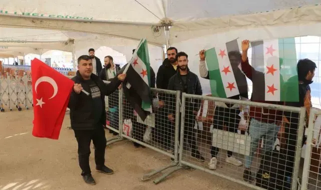 Suriyelilerin ülkelerine dönüşünü fırsata çevirip, kilometrelerce uzaktan bayrak satmaya geldiler