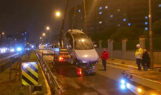 Sultanbeyli'de araç dereye uçtu: 5 yaralı