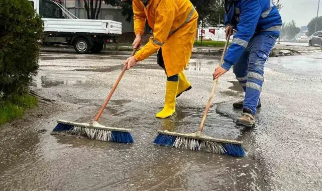 Başkan Arıkan yağış sonrası ekiplerle birlikte sahaya indi