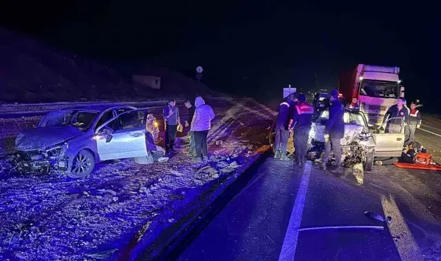 Kafa kafaya çarpışan iki otomobil hurdaya döndü: 1 ölü, 6 yaralı