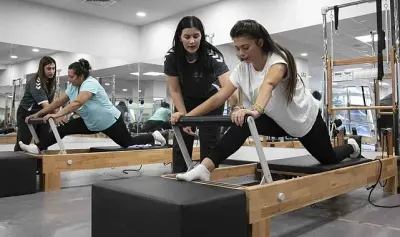 Mersin'de kadınlar ücretsiz pilates kursunda hem spor yapıyor hem sosyalleşiyor