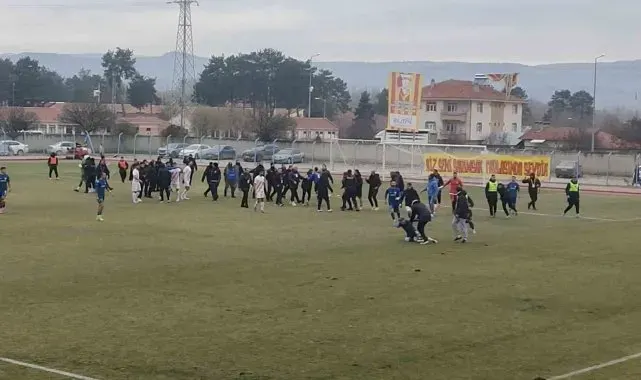 Amatör maçta saha karıştı, polis ekipleri güçlükle ayırdı