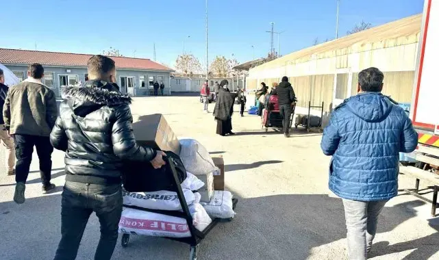Suriye'de Esad rejiminin yıkılmasıyla mülteciler ülkelerine dönmeye devam ediyor
