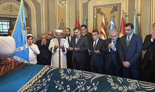 Bakan Çiftçi, Ertuğrul Gazi Türbesi'ni ziyaret etti, hafızlık öğrenimi gören öğrenciye bisiklet hediye etti