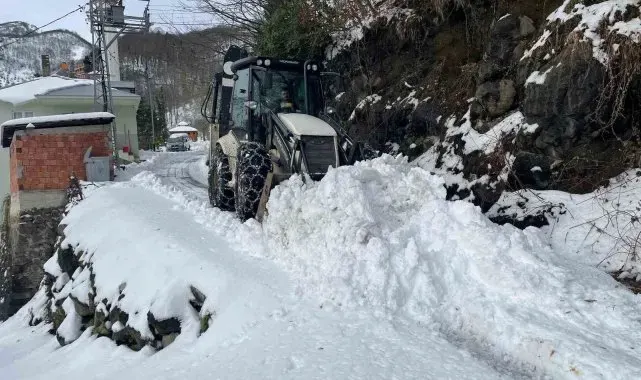 Trabzon'da kar nedeniyle kapanan mahalle yolları açılıyor