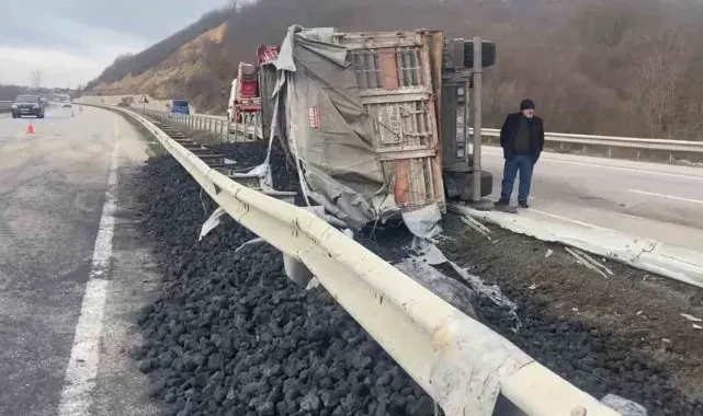 Samsun'da kömür yüklü tır yan yattı