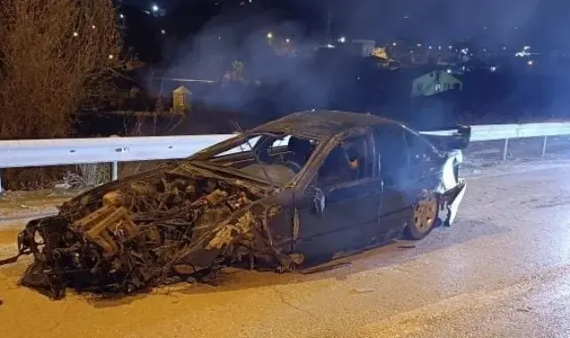 Elazığ'da otomobil aydınlatma direğine çarptı: 2 yaralı