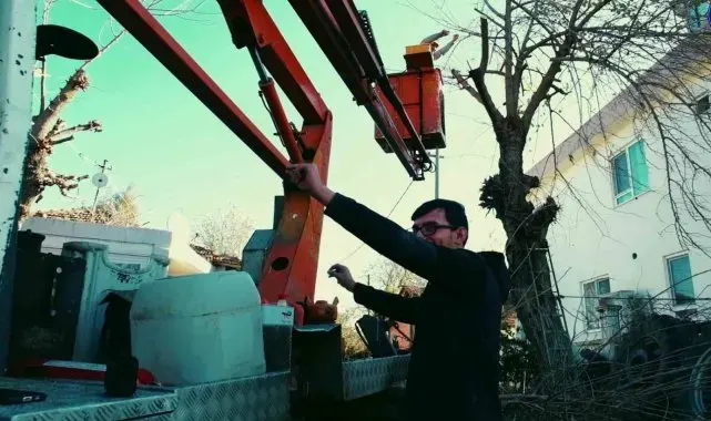 Antalya'da belediye çalışanlarından oyun havası eşliğinde mesai