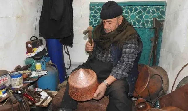 Bir metrekarelik dükkanda bakıra adanmış ömür