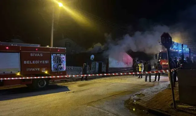 Sivas'ta devrilen elektrikli soba yangına neden oldu