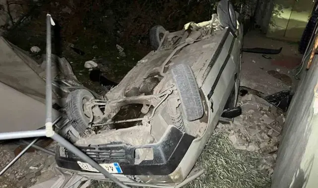 Otomobil bahçeye uçtu: Yaralılar müdahale sonrası olay yerinden kaçtı