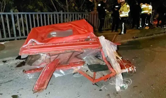 Otomobil, elektrikli bisiklete çarptı: 5 yaralı