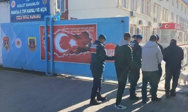 Manisa'da aranan şahıslar jandarmadan kaçamadı