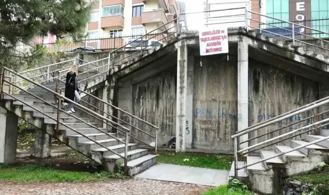 Engelli ve yaşlılar pankart astı, vatandaşlar da destek verdi