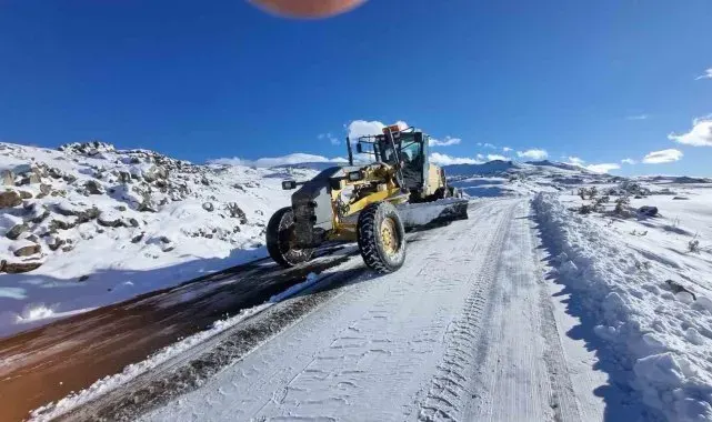 Iğdır'da kardan kapanan 12 köy yolu ekipler tarafından ulaşıma açıldı