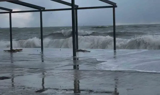 Rize'de fırtına hayatı olumsuz etkiliyor