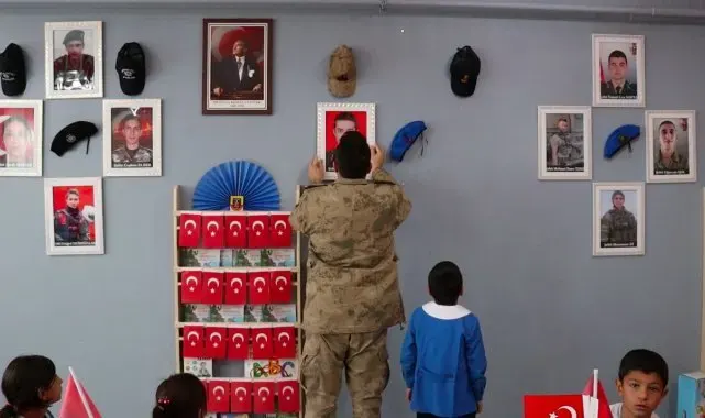 Ağrılı öğrenciler sınıf duvarlarını şehit resimleriyle süsledi