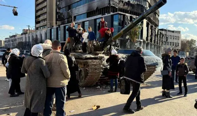 Esad'ın tankları çocuklara oyuncak oldu