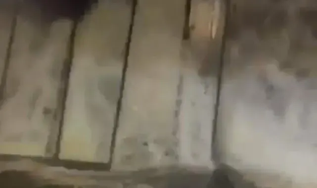 Dalgalar işletmenin camlarını patlattı, o anlar kameraya yansıdı