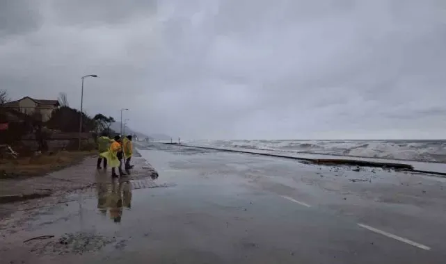 Dev dalgalar sahili dövdü, deniz yola taştı
