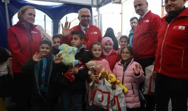 Kızılay ülkelerine dönen Suriyeli çocuklara hediye paketi dağıttı
