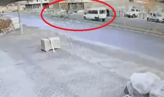 Mardin'de minibüsün öğretmene çarptığı anlar güvenlik kamerasına yansıdı