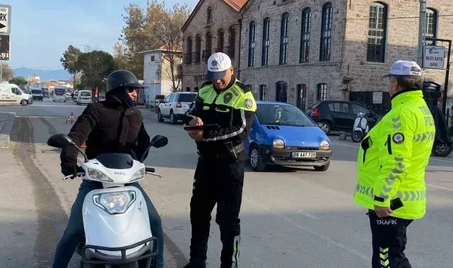 Ayvalık'ta trafik polisi eksik evraklı ve kasksız motosiklet sürücülerine geçit vermiyor