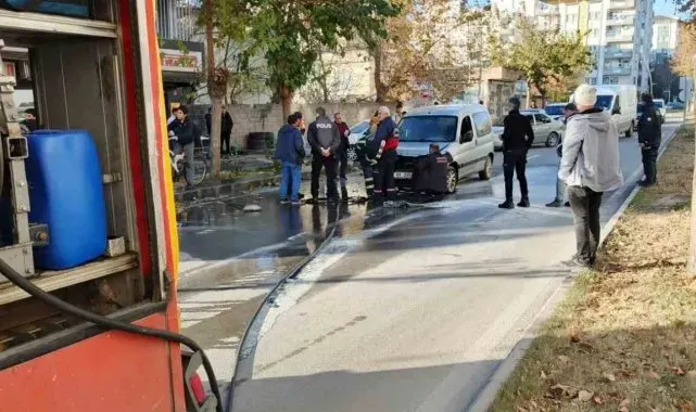 Seyir halindeyken yanan otomobili itfaiye söndürdü