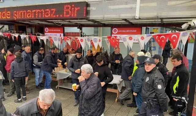 Polislerin hayrına camii cemaati ve öğrencilere ikramda