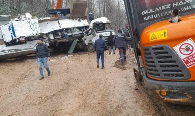 Sakarya'da feci kaza: Taş kırma makinesi, tırın kupasına devrildi